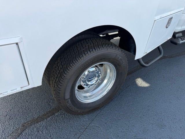 2017 Ford Super Duty F-350 DRW XLT 4WD Crew Cab 8' Box
