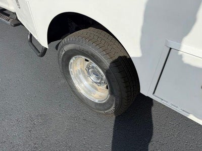 2017 Ford Super Duty F-350 DRW XLT 4WD Crew Cab 8' Box