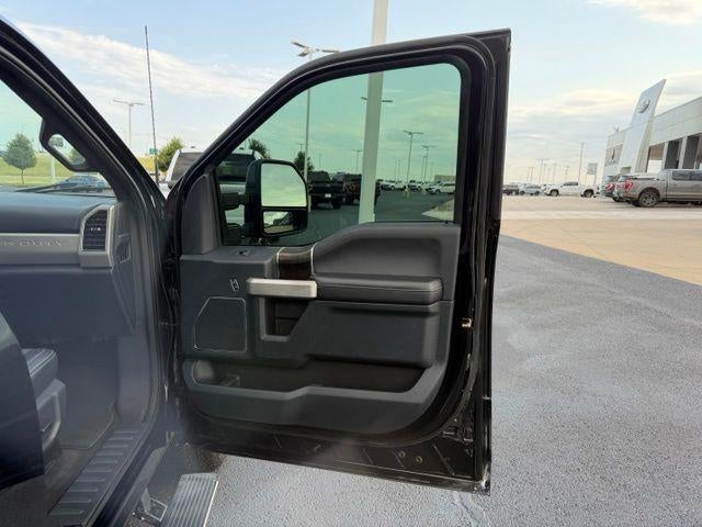 2022 Ford Super Duty F-350 DRW LARIAT 4WD Crew Cab 8' Box