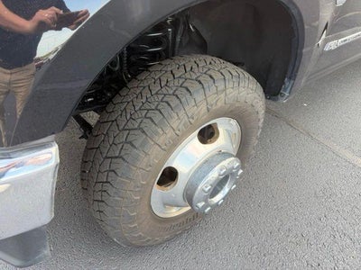 2022 Ford Super Duty F-350 DRW LARIAT 4WD Crew Cab 8' Box