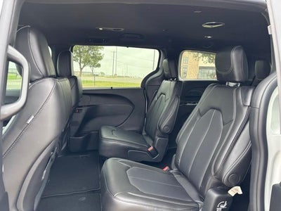 2027 Chrysler Pacifica Select FWD