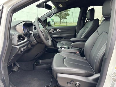 2027 Chrysler Pacifica Select FWD