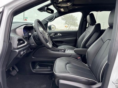 2027 Chrysler Pacifica Limited FWD