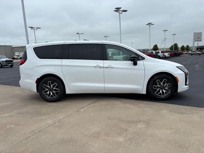 2027 Chrysler Pacifica Limited FWD