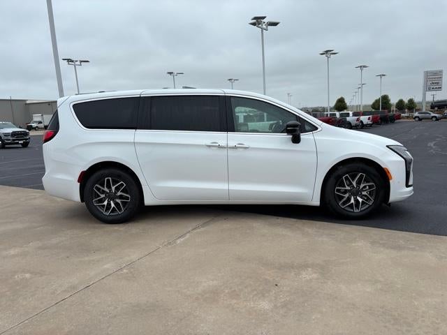 2027 Chrysler Pacifica Limited FWD