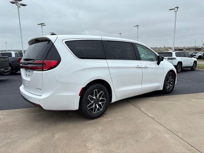 2027 Chrysler Pacifica Limited FWD
