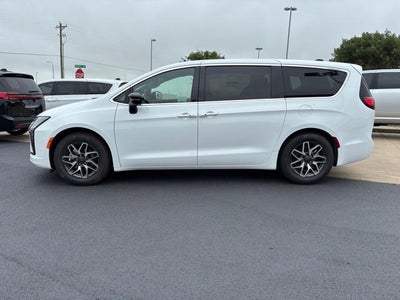 2027 Chrysler Pacifica Limited FWD