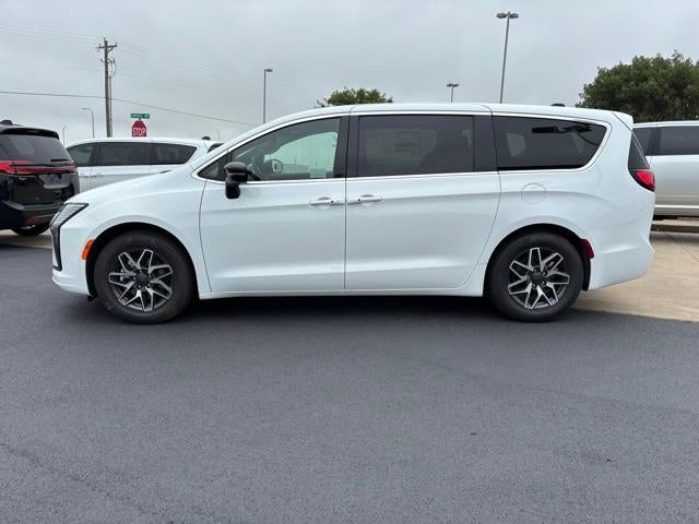 2027 Chrysler Pacifica Limited FWD